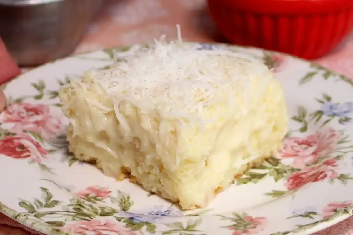 Bolo de coco gelado molhadinho e delicioso, com aquela calda