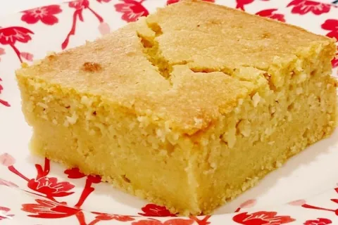 Bolo de flocão com banana que é econômico, fica molhadinho, 