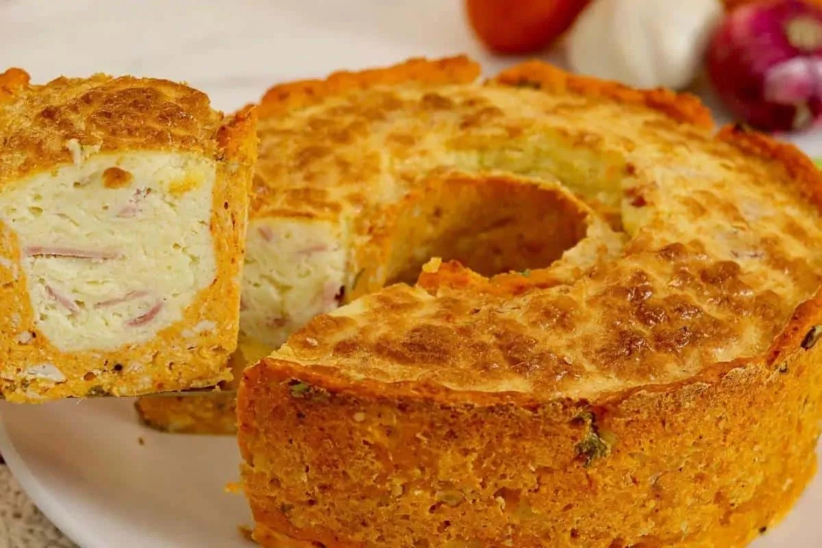 Bolo de frango com queijo para o lanche ou jantar: prático e
