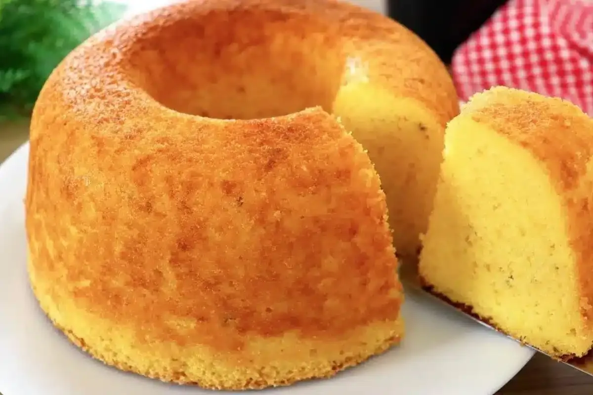 Bolo de fubá com creme de leite extremamente fofinho e delic