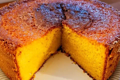 Bolo de fubá com laranja fofinho e molhadinho, aquele bolo c