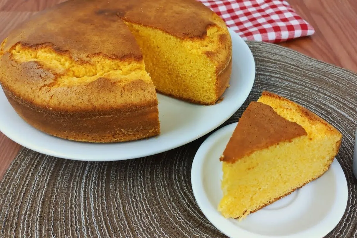 Bolo de fubá com leite condensado fofinho e gostoso, para de