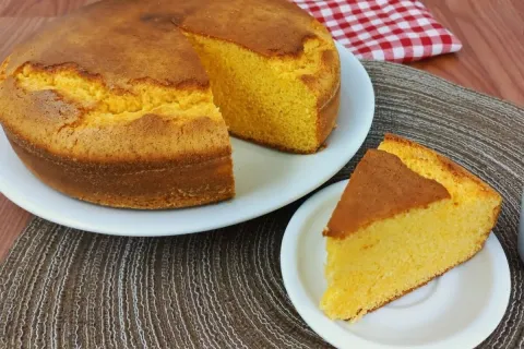 Bolo de fubá com leite condensado fofinho e gostoso, para de