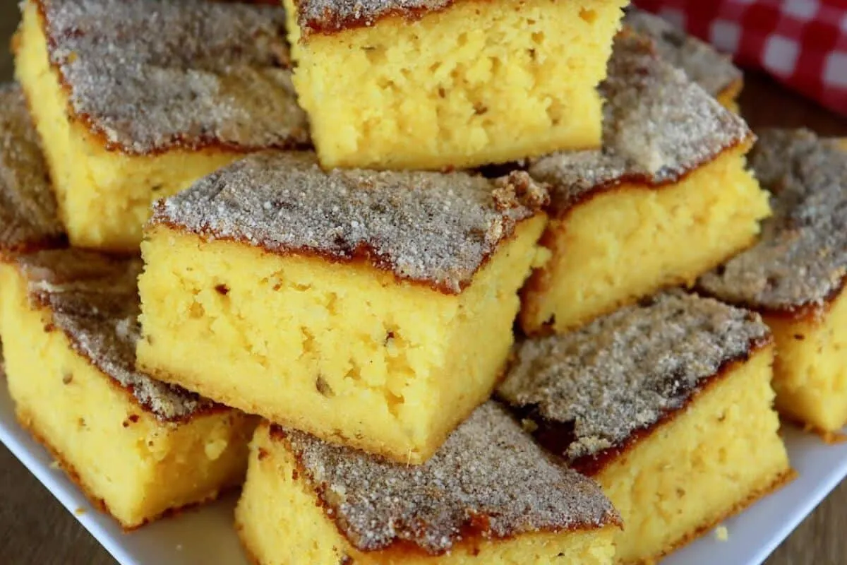 Bolo de fubá cozido bem macio, com aquele sabor da fazenda,