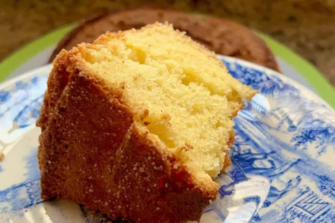 Bolo de laranja com canela delicioso, que forma uma crosta c
