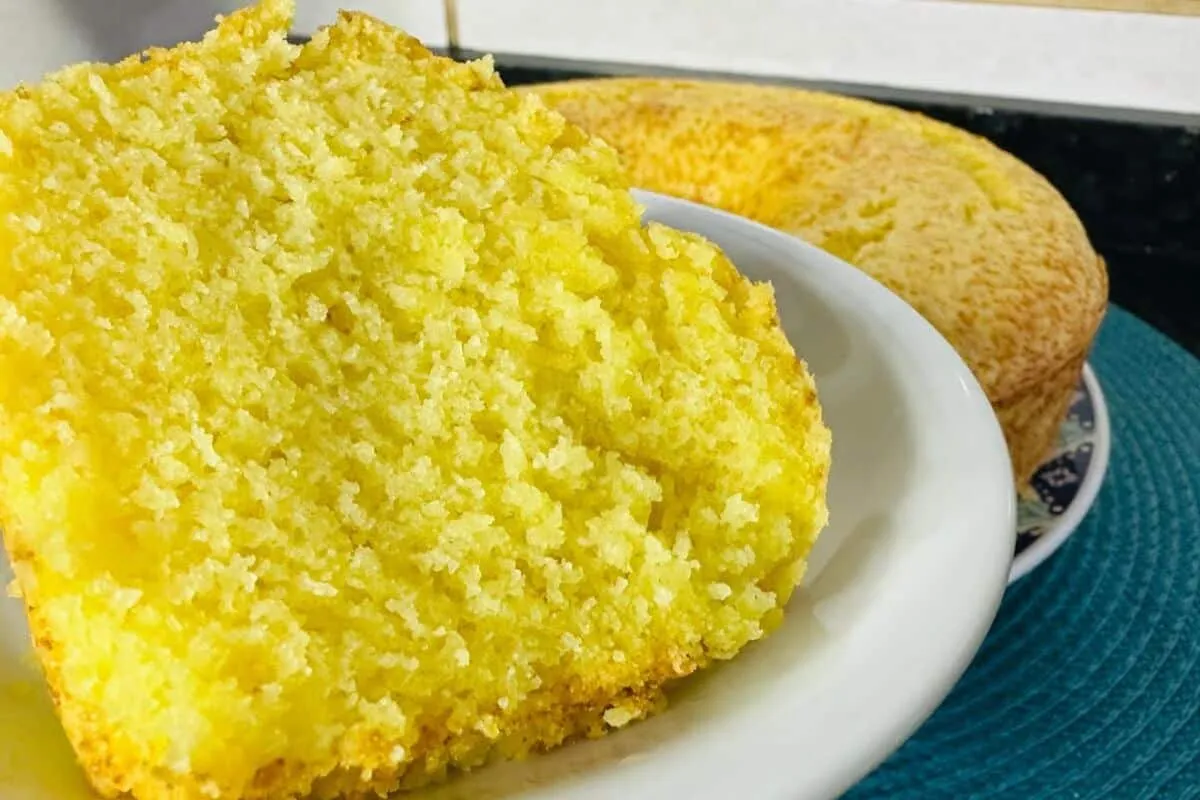 Bolo de laranja macio, fofinho e delicioso, feito sem liquid