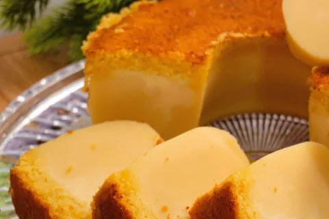 Bolo de leite fácil de liquidificador com textura de pudim e