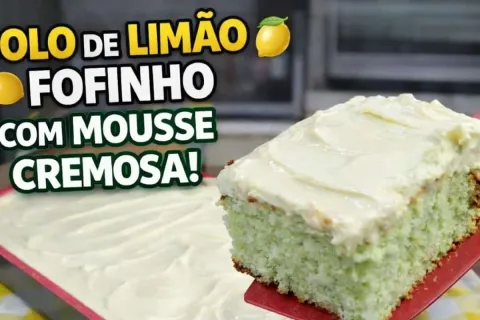 Bolo de limão fofinho com cobertura de mousse que derrete na