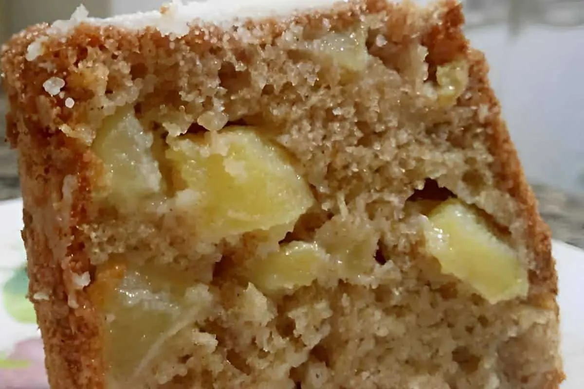 Bolo de maçã com pedaços da fruta delicioso e perfeito para