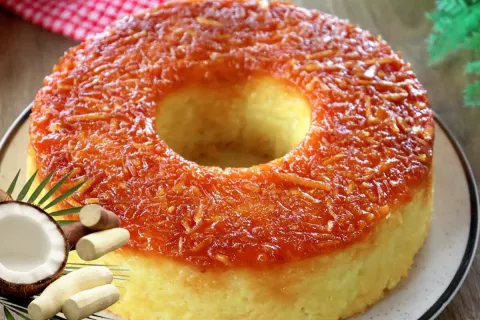 Bolo de mandioca com coco com uma massa bem úmida e cremosa,