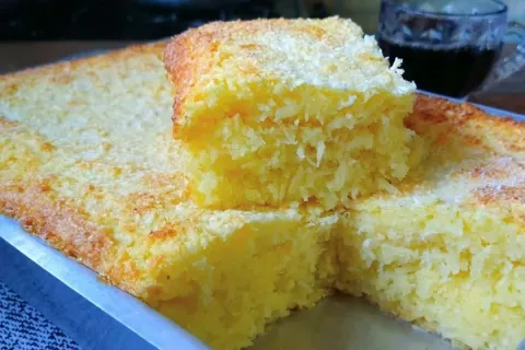 Bolo de mandioca com coco feito sem trigo, bem fofinho e fác
