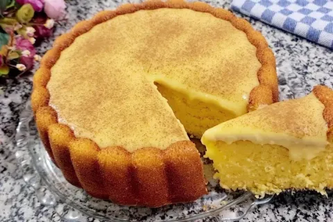 Bolo de milho sem farinha de trigo com uma calda de brigadei