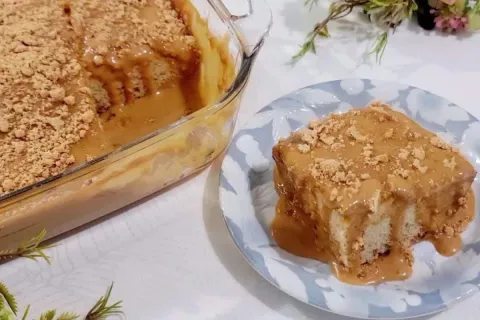 Bolo de paçoca feito na travessa que é simples de preparar e
