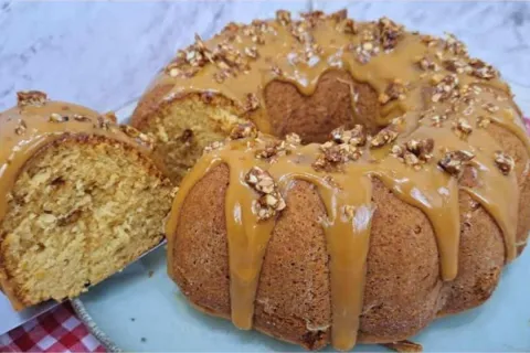 Bolo de pé de moleque com doce de leite, uma opção fofinha e