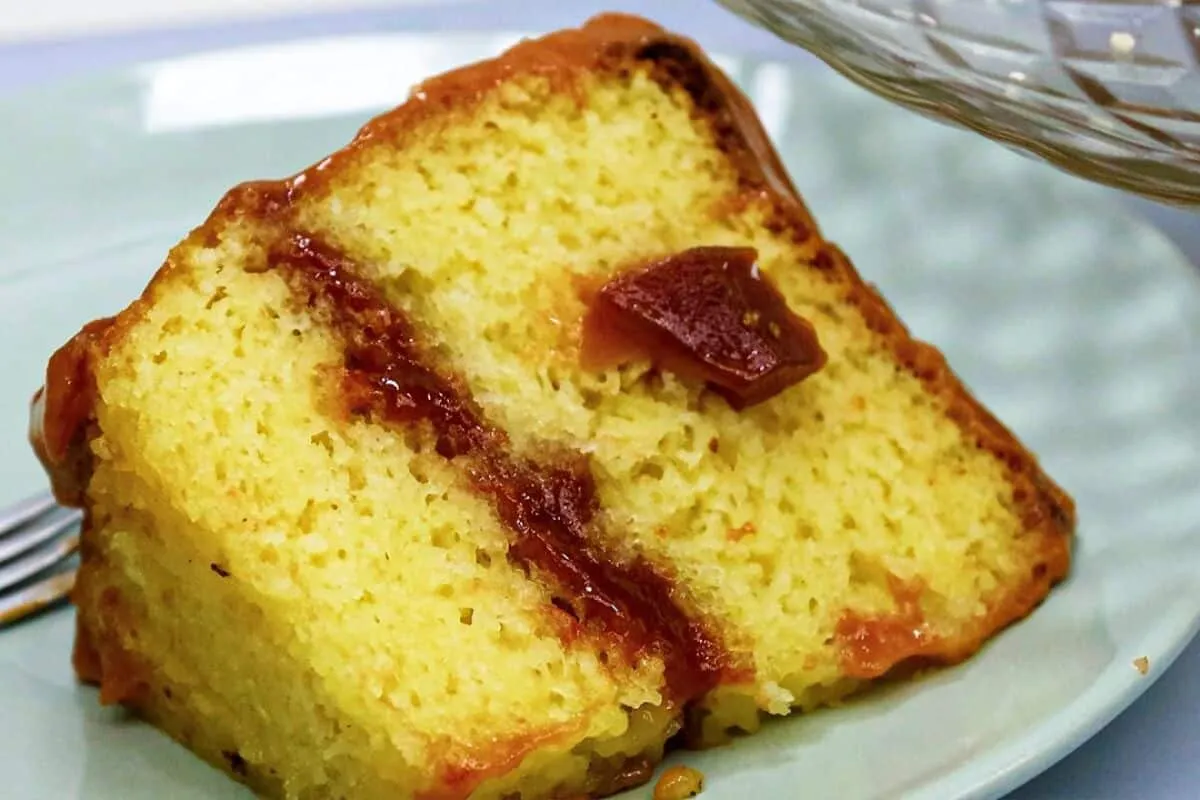 Bolo de queijo com goiabada macio e saboroso que combina per