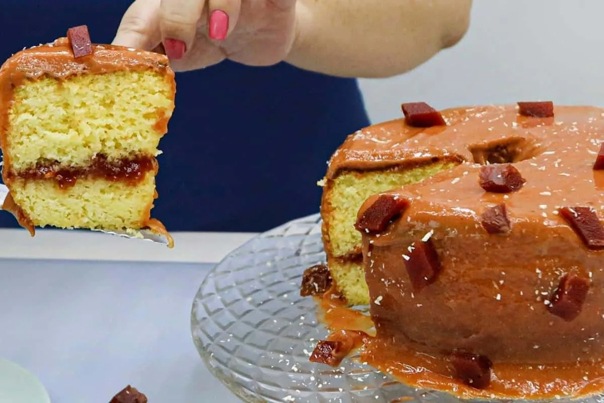 Bolo de queijo com goiabada que já sai do forno recheado e f