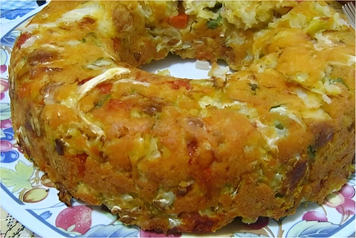 Bolo de repolho com legumes um bolo salgado delicioso e saud