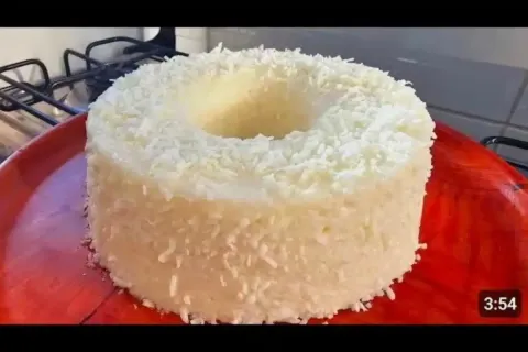 Bolo de tapioca granulada com coco, cremoso e fácil de fazer