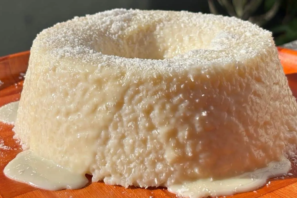 Bolo de tapioca granulada cremoso, feito com coco fresco sem