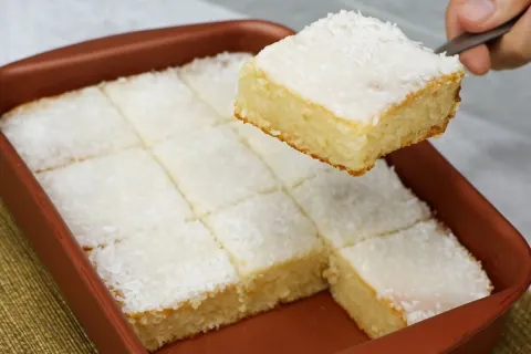 Bolo de tapioca granulada, que não leva trigo, fica com uma 