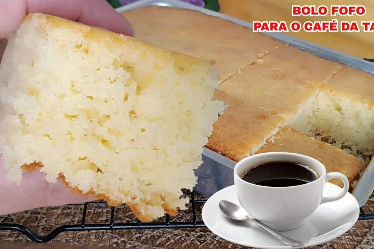 Bolo fofo para a hora do café feito com poucos ingredientes