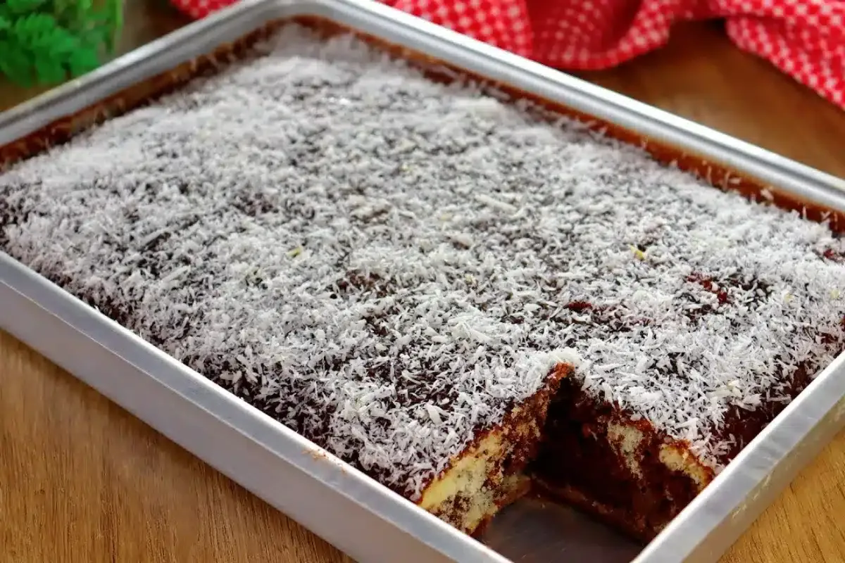 Bolo frapê fofinho misturando massa de baunilha com chocolat