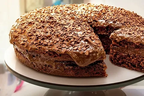 Bolo gelado de chocolate fácil, super molhadinho e bem fofin