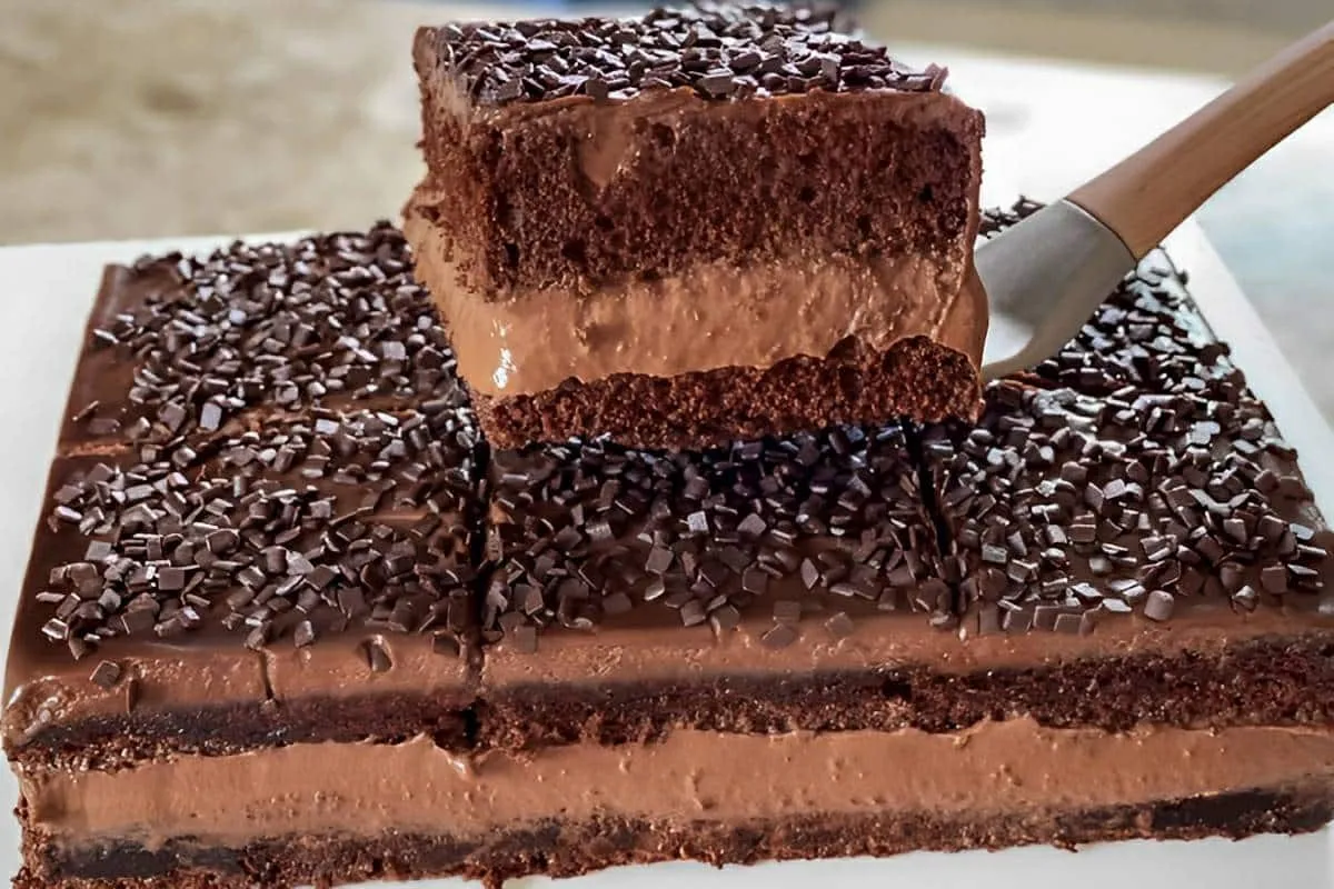 Bolo gelado de chocolate muito fácil perfeito para festinhas