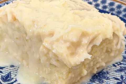 Bolo gelado de coco bem cremoso e muito molhadinho, com aque