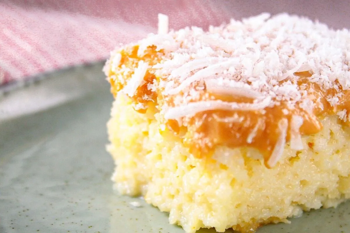 Bolo gelado de coco e doce de leite: a combinação perfeita e