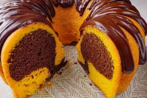 Bolo marmorizado de cenoura com chocolate: lindo, fofinho e 