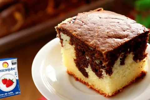 Bolo mesclado com creme de leite na massa para ficar macio e