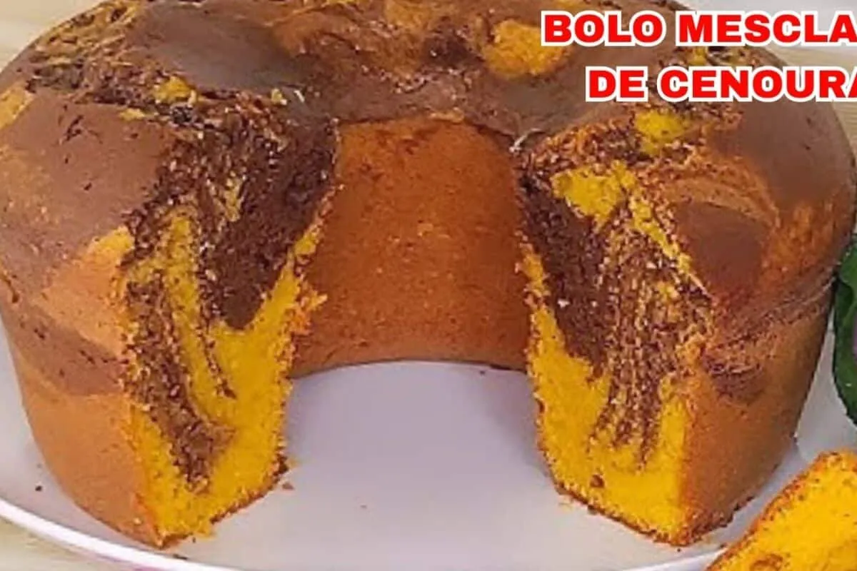 Bolo mesclado de cenoura e chocolate super fofo, delicioso e