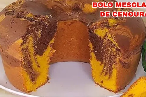 Bolo mesclado de cenoura e chocolate super fofo, delicioso e
