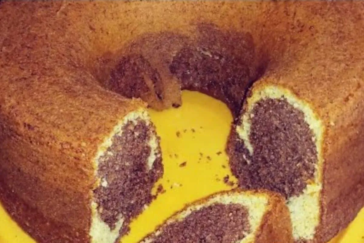 Bolo mesclado que é simples e muito fofinho, combinando dois