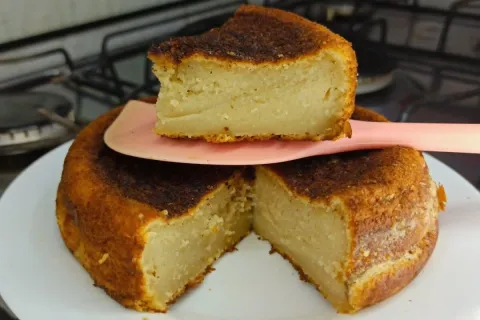 Bolo mole de aveia de frigideira, feito com apenas 1 ovo que