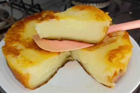 Bolo mole de tapioca, feito com rapidez na frigideira, para 