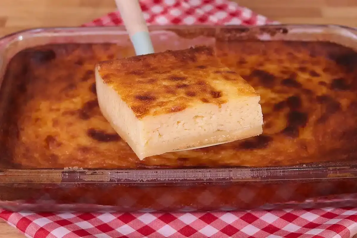 Bolo mole na travessa estilo caçarola, aquela sobremesa crem