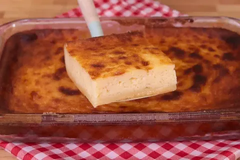 Bolo mole na travessa estilo caçarola, aquela sobremesa crem
