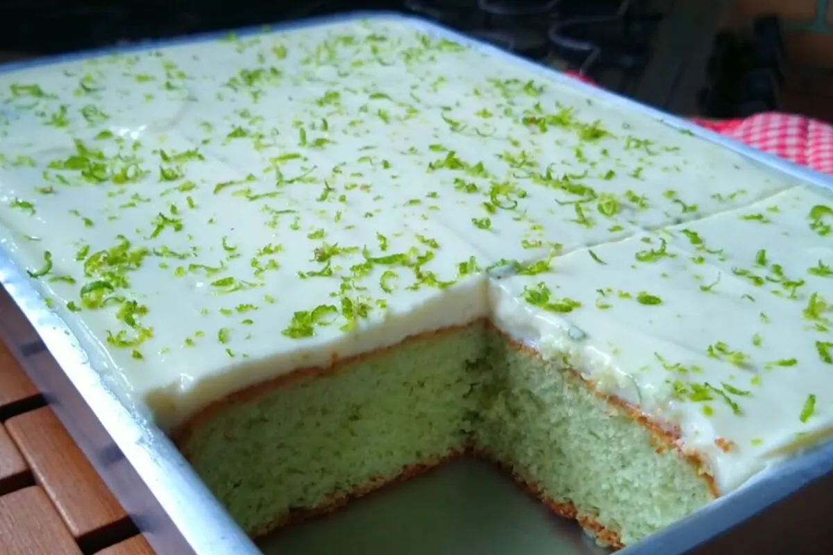 Bolo mousse de limão fofinho e refrescante, feito com pratic
