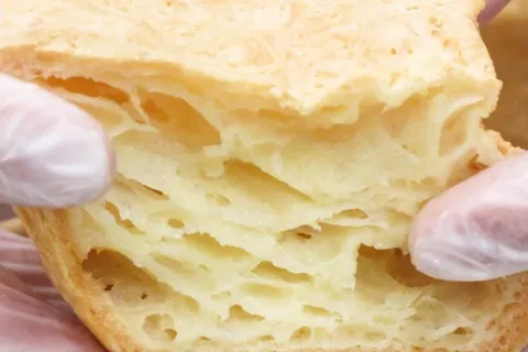 Bolo pão de queijo de liquidificador fofinho e delicioso fei