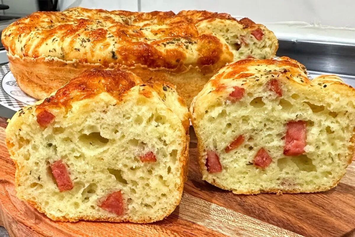 Bolo pão de queijo recheado com calabresa que fica uma delíc