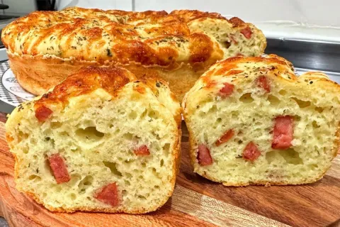 Bolo pão de queijo recheado com calabresa que fica uma delíc