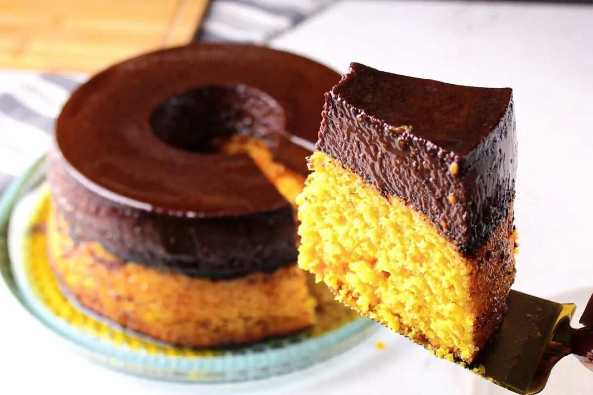 Bolo pudim de cenoura com chocolate: a combinação perfeita d