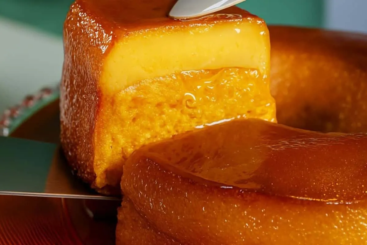 Bolo pudim de cenoura fofinho feito no liquidificador, a com