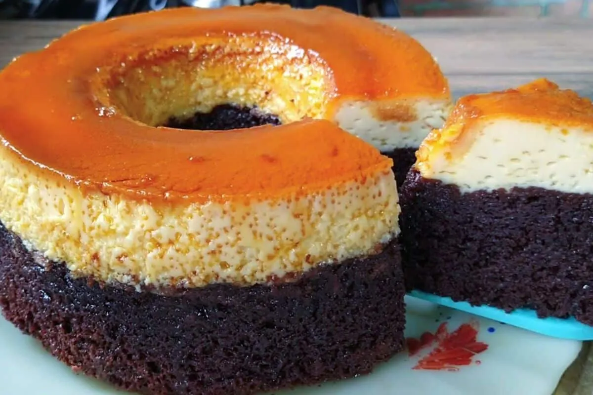 Bolo pudim de chocolate, uma delícia feita no liquidificador