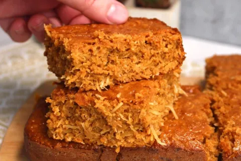 Bolo quebra queixo com calda incrível de coco caramelizado, 