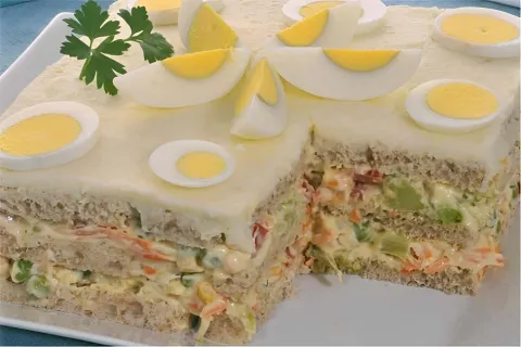 Bolo salgado com pão de forma e patê de legumes prático e fá