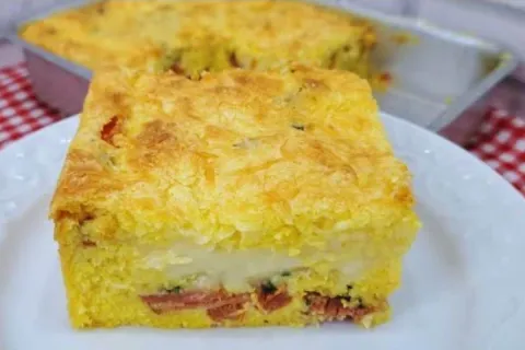 Bolo salgado de flocão com calabresa e requeijão: deliciosa 