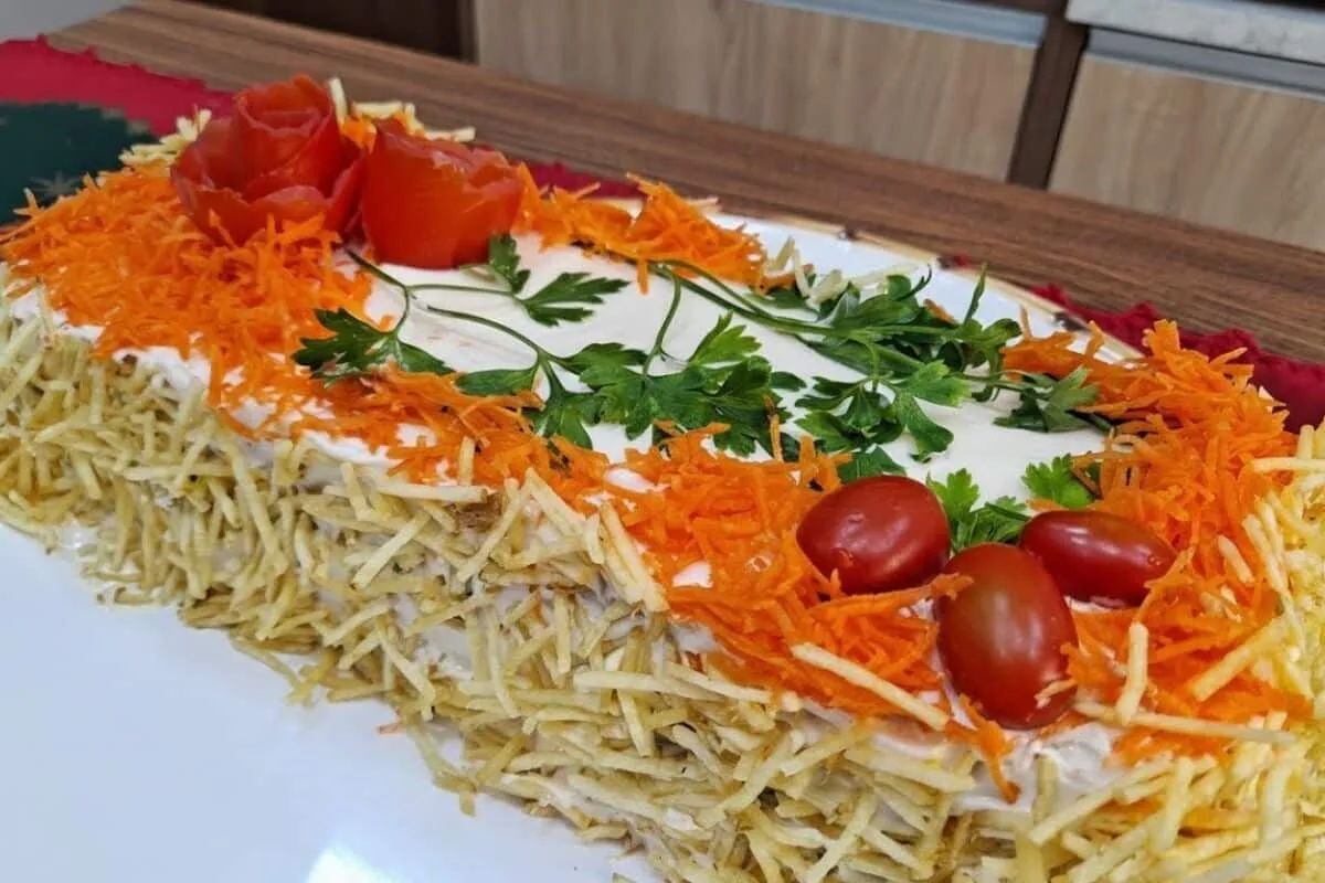 Bolo salgado de frango, com massa fofinha e muito recheio, q